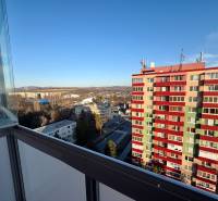 Blick aus dem Einzimmerapartment in der Štefánikova-Straße in Senica mit einem bunten Wohnhaus.