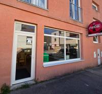Gastroräume in der Mierová-Straße in Piešťany mit Schaufenster und Coca-Cola-Werbung.