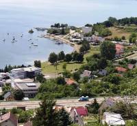 Blick auf den See und Segelboote in Vinné, Grundstücke - Wohnen am Wasser.
