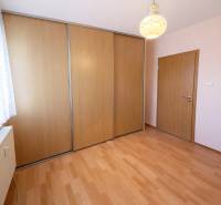 Ein Zimmer in einer 2-Zimmer-Wohnung mit einem Einbauschrank und einem Boden mit Holzdekor.