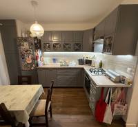 Küche in einer 4-Zimmer-Wohnung mit Holzboden und einer Eckküchenzeile.