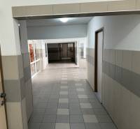 Flur mit Keramikfliesen und Verkleidungen in einer 4-Zimmer-Wohnung.