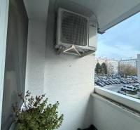 Balkon einer 4-Zimmer-Wohnung in der Kríkova-Straße, Bratislava - Vrakuňa mit Blumenkasten und Klimaanlage.