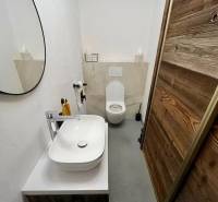 Badezimmer in einer 3-Zimmer-Wohnung mit Spiegel, Waschbecken und moderner Dekoration.