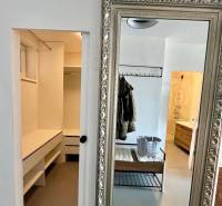 Ein Spiegel mit einem dekorativen Rahmen und einem geräumigen Ankleidezimmer in einer 3-Zimmer-Wohnung.