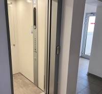 Der Aufzug im Wohnhaus am Dulovo námestie in Bratislava - Ružinov.