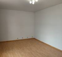 Geschäftsräume mit Holzboden, weißen Wänden und Beleuchtung.