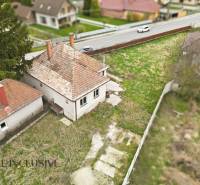 Einfamilienhaus in Michal na Ostrove mit einem Rasenhof und einer Asphaltstraße.