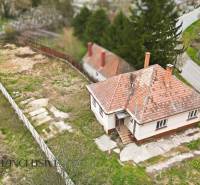 Ein Einfamilienhaus in Michal na Ostrove, umgeben von Grünflächen und einer Zufahrtsstraße.