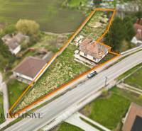 Luftaufnahme eines Einfamilienhauses in Michal na Ostrove mit großem Grundstück.