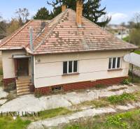 Ein Einfamilienhaus in Michal na Ostrove mit einem Schrägdach und einer Satellitenschüssel.