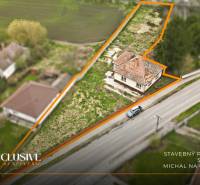Luftaufnahme eines Baugrundstücks und eines Einfamilienhauses in Michal na Ostrove.