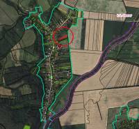 Luftaufnahme von Feldern und Gärten in der Umgebung von Gemer mit hervorgehobenen Grundstücksgrenzen.