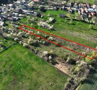 Luftaufnahme der Gärten in Gemer mit markiertem Grundstück.