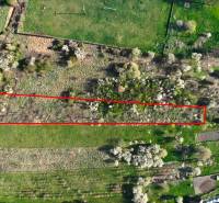 Gärten in Gemer mit Blumenrändern und Rasenflächen.