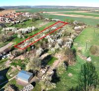 Gärten in Gemer mit blühenden Bäumen und einem markierten Rechteck in der Landschaft.