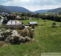 Ein Einfamilienhaus in Zubné mit Panoramablick auf die Berge und die Natur im Frühling.