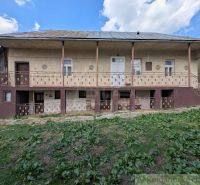 Ein Einfamilienhaus in Zubné mit alter Fassade und Garten in einer natürlichen Umgebung.