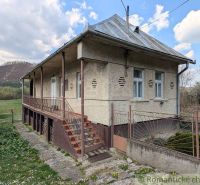 Ein Einfamilienhaus in Zubné mit einer Veranda und Treppen in einer natürlichen Umgebung.