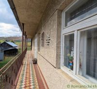 Der Balkon eines Einfamilienhauses in Zubné mit Blick auf Holzbauten und Landschaft.