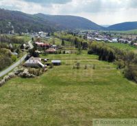 Dörfliche Landschaft in Zubné mit verstreuten Einfamilienhäusern und Berglandschaft.