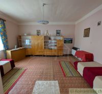 Wohnzimmer in einem Einfamilienhaus mit antiken Möbeln, mehrfarbige Teppiche.