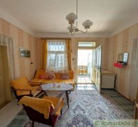 Ein Wohnzimmer in einem Einfamilienhaus mit hellen Möbeln und einem orientalischen Teppich.