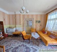 Wohnzimmer mit Retro-Möbeln, Teppich, Sofa und Tisch mit Decke.