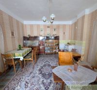 Traditionelles Interieur in einem Einfamilienhaus mit Teppichen, Tapeten und Holzmöbeln.