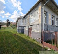 Ein Einfamilienhaus in Zubné mit angrenzendem Grundstück, Rasen und einer luftigen Veranda.