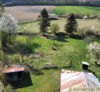 Der Garten beim Einfamilienhaus in Zubné, umgeben von Bäumen und weiten Feldern.