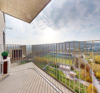 Der Balkon in Bratislava-Dúbravka auf Polianky bietet einen Blick auf die umliegende Grünfläche und das Stadion.