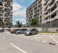 Parkplatz bei den Wohnhäusern in Polianok in Bratislava - Dúbravka.