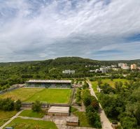 Blick auf das Stadion und das Grün aus der Höhe in Bratislava - Dúbravka, Polianky.