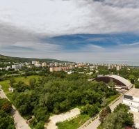 Aussicht auf Grünflächen und Gebäude in Bratislava in Dúbravka in der Straße Polianky.