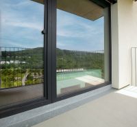 Balkon in einer 1-Zimmer-Wohnung in Polianky, Bratislava - Dúbravka mit Blick auf Grünflächen und Hügel.