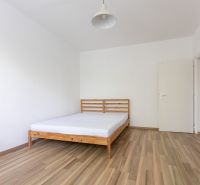 Schlafzimmer mit Bett und Holzboden in einer 3-Zimmer-Wohnung.