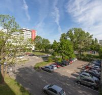 Blick auf den Parkplatz und das Grün in der Exnárova-Straße in Bratislava - Ružinov.