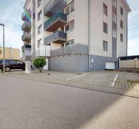 Außenbereich eines Wohnhauses in der Koceľova-Straße in Slovenský Grob mit einem Parkplatz.