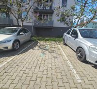 Parkplatz vor dem Wohnhaus in der Koceľova-Straße in Slovenský Grob.