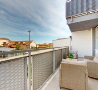 Balkon bei einer 1-Zimmer-Wohnung in der Koceľova-Straße in Slovenský Grob mit bequemer Sitzgelegenheit.