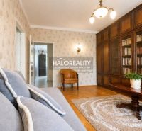 Wohnzimmer mit Bibliothek, Sofa und Holzboden in einer 3-Zimmer-Wohnung.