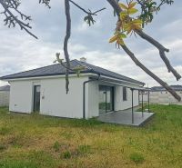 Ein Einfamilienhaus in Topoľnica mit Garten und Terrasse, umgeben von einem dekorativen Zaun.