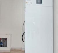 Warmwasserspeicher und Ausdehnungsgefäß im Technikraum eines Einfamilienhauses.