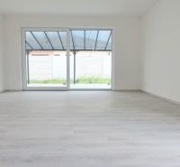 Geräumiges, helles Interieur mit Holzboden-Dekor eines Einfamilienhauses.
