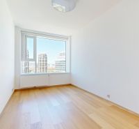 Ein Zimmer in einer 4-Zimmer-Wohnung mit einem Fenster und einem Boden in Holzoptik.