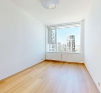 Heller Raum, großes Fenster, Holzboden, Blick auf die Stadt.