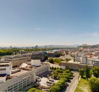 Panorama von Bratislava - der Altstadt von der Landererova-Straße mit Blick auf die Donau und die Burg.