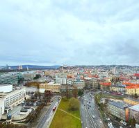 Panoramablick auf Bratislava aus dem Stadtteil Staré Mesto mit Verkehrswegen.