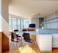 Wohnzimmer in einer 4-Zimmer-Wohnung mit Holzboden und Blick auf die Stadt.